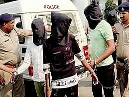 पुलिस गिरफ्त में आरोपी.