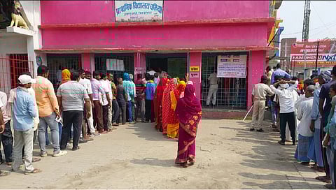 यूपी में मतदान केंद्र पर वोटर्स की कतार.
