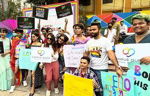 कानपुर में प्राइड परेड के दौरान ट्रांसजेंडर समुदाय के लोग