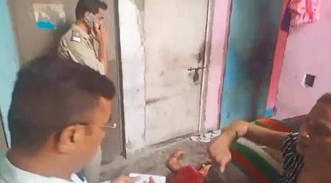 घटना स्थल पर मौजूद पुलिस जांच करती हुई.