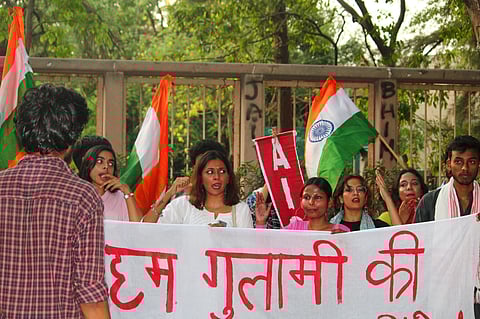 दिल्ली विवि में विजय जुलूस निकालते छात्र और छात्राएं