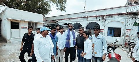 एसपी से शिकायत करने पहुंचे भीम आर्मी के पदाधिकारी.