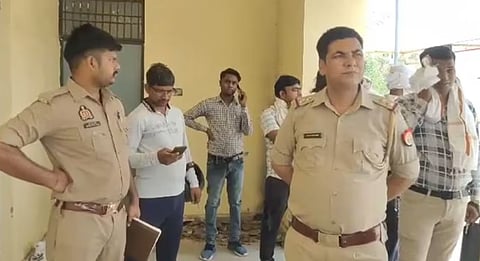 बांदा में हत्या के बाद जांच करती पुलिस।