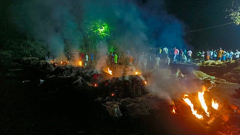 शराब से होने वाली मौतों के बाद शवों का अंतिम संस्कार करते परिजन.