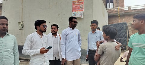 पीड़ित परिवार से मुलाकात करते भीम आर्मी कार्यकर्ता.