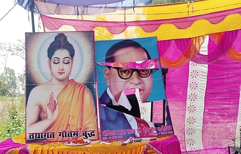 बौद्ध कथा के दौरान फाड़े गए पोस्टर.