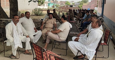 अंतिम संस्कार के दौरान विवाद, मौके पर मौजूद पुलिस और स्थानीय ग्रामीण.