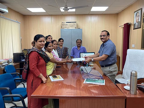 दिल्ली के अतिरिक्त श्रमायुक्त एस.सी.यादव को ज्ञापन सौंपती यूनियन सदस्य।