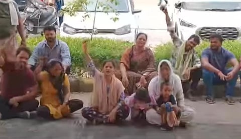 थाने के बाहर प्रदर्शन करती महिलाएं.