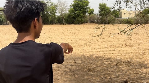 करौली के हिण्डौन में घटनास्थल का दिखाता एक बच्चा (फाइल फोटो)।