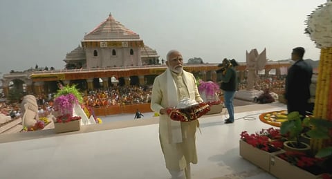 राम मंदिर में पूजा के दौरान नरेंद्र मोदी.