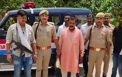 पुलिस की गिरफ्त में आरोपी प्रधानाध्यापक देवेंद्र कुमार मिश्रा