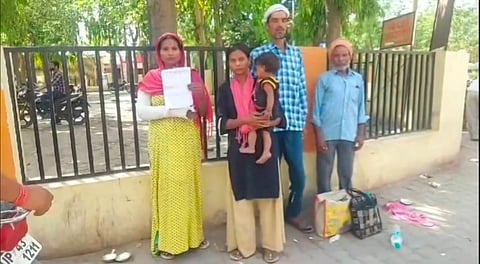 दलित महिला अपने परिवार के साथ.