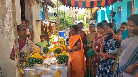 जहरीली शराब से मौत के बाद शव के अंतिम संस्कार के दौरान पीड़ित परिजन.