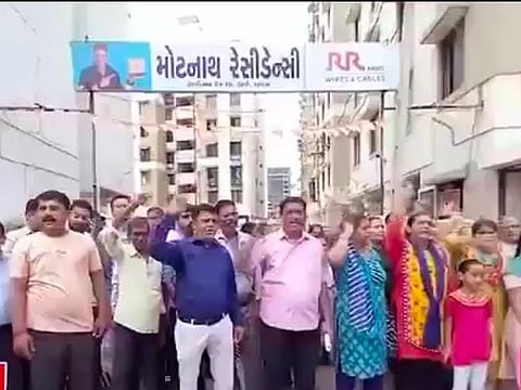 मोटनाथ रेजीडेंसी के बाहर प्रदर्शन करते हिन्दू परिवार.