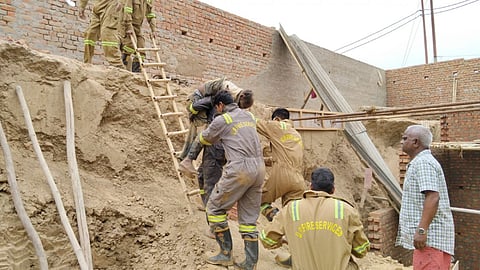 हादसे के दौरान मदद के लिए पहुंची टीम.