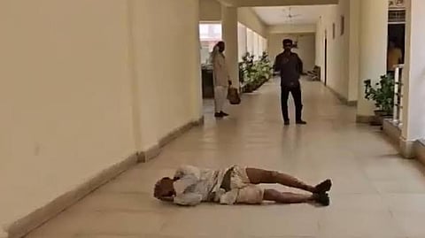 कलेक्ट्रेट में लोटता बुजुर्ग किसान