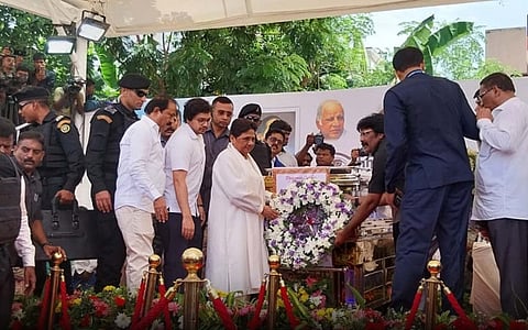 बीएसपी प्रमुख मायावती और पार्टी के राष्ट्रीय समन्वयक आकाश आनंद ने रविवार को तमिलनाडु बीएसपी अध्यक्ष को अंतिम श्रद्धांजलि अर्पित की।