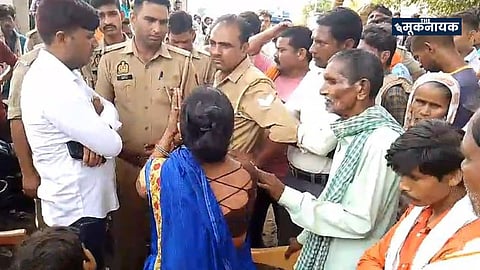 वाल्मीकि समाज की महिला पुलिसकर्मियों से सामने हाथ जोड़कर न्याय की गुहार लगाती हुई।