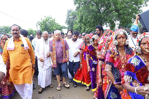 वंचित बहुजन आघाड़ी द्वारा निकाली जा रही यात्रा को बहुजन समुदायों का जबरदस्त समर्थन मिल रहा है. यात्रा का उद्देश्य आरक्षण प्रणाली की रक्षा के लिए जनसमर्थन जुटाना और वंचित वर्गों के अधिकारों की रक्षा करना है।
