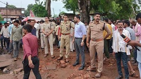 घटना स्थल पर मौजूद पुलिस और प्रशासन।