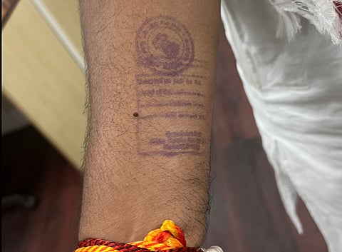 जेल से रिहा होते वक्त सोरेन के हाथ में लगाई गई मोहर