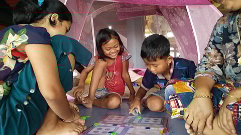 मणिपुर के मोयरोंग स्थित खोयोल कैथेल के एक रिलीफ कैम्प में खेलते बच्चे.