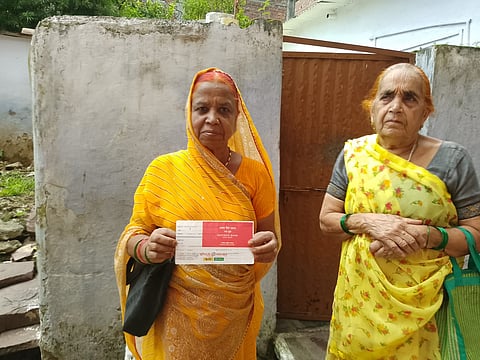 बैंक पासबुक दिखाती गैस पीड़ित विधवाएं