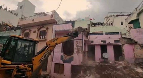 वन विभाग ने जेसीबी बुलडोजर के साथ आरोपी छात्र के मकान को ध्वस्त कर दिया और परिवार को बेदखल कर दिया।