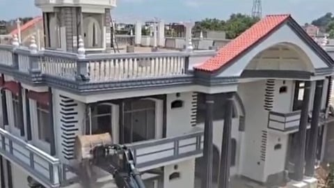 MP: छतरपुर कोतवाली पर पथराव के बाद प्रशासन की कड़ी कार्रवाई, कांग्रेस नेता की कोठी पर चला बुलडोजर, तीन लग्जरी कारों को भी कुचला