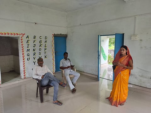 ग्राम सभा की बैठक में कुर्सी पर बेठे उपसरपंच (टोपी पहने हुए) और सचिव