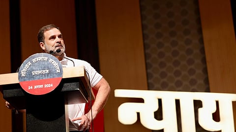 संविधान सम्मान सम्मेलन में भाषण देते विपक्ष के नेता राहुल गांधी