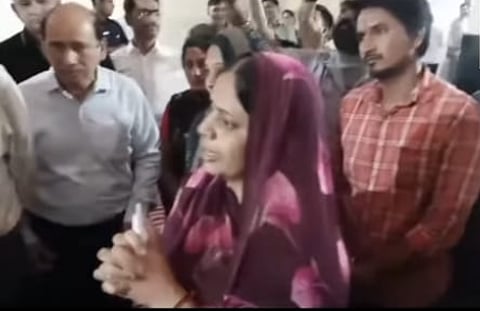 भाजपा पदाधिकारियों के समक्ष न्याय की गुहार लगाती हुई मृत छात्र देवराज की मां