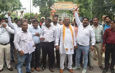 सांसद चंद्रशेखर आजाद के खिलाफ नारेबाजी करते बाल्मीकि समाज के लोग