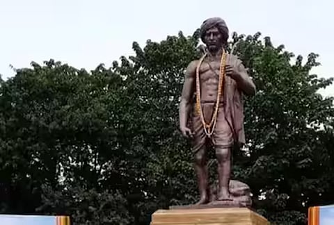 वर्ष 2021 में भारत सरकार ने बिरसा मुंडा की जयंती 15 नवंबर को 'जनजातीय गौरव दिवस' के रूप में घोषित किया।