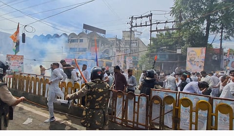 पुलिस ने दागे आंसू गैस के गोले.