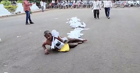 रेंगते हुए युवक पहुँचा कलेक्ट्रेट