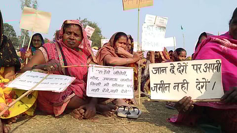 आजमगढ़ हवाई अड्डे के विस्तारीकरण के खिलाफ अपनी जमीन बचाने के लिए धरने पर बैठीं किसान महिलाएं।