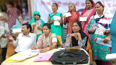 प्रधानमंत्री को पोस्टकार्ड भेज रही गैस पीड़ित महिलाएं