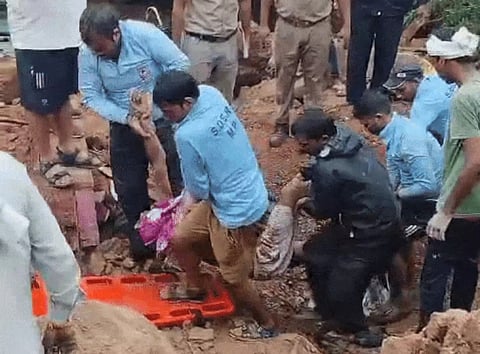 MP के दतिया में 4 सौ साल पुरानी दीवार गिरी, 7 लोगों की मौत, CM ने की राहत राशि की घोषणा