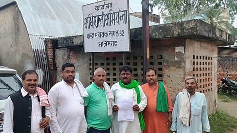 अधिशासी अभियंता कार्यालय में ज्ञापन देने पहुंचे किसान नेता।