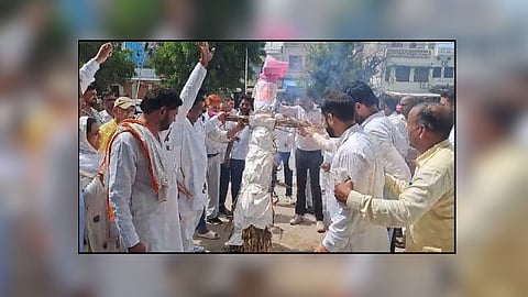 हिसार के उकलाना में बुधवार को विभिन्न दलित संगठनों ने पुरानी अनाज मंडी में इकट्ठा होकर रोष प्रदर्शन किया।