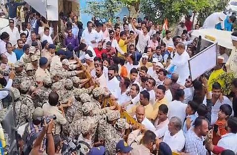 भोपाल में पुलिस ने प्रदर्शनकारियों को रोका।