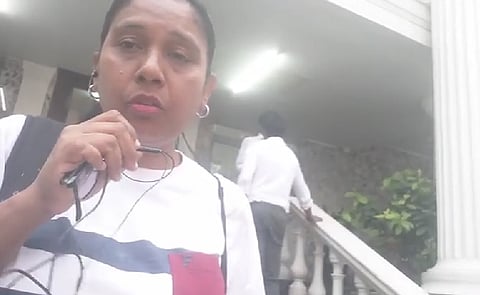 चेतना हर दिन कार्यालय के बाहर बैठकर एक प्रेरणादायक वीडियो बनाती हैं.