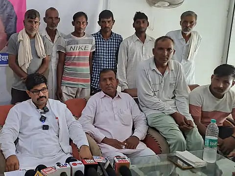 हिसार में प्रेसवार्ता करते दलित महापंचायत संघ के प्रदेश अध्यक्ष कुलदीप भुक्कल और अन्य नेता।