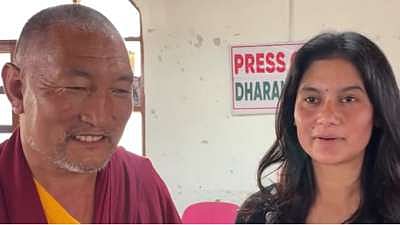 भारत के प्राइवेट मेडिकल कॉलेजों की भारी भरकम फीस पिंकी के डॉक्टर बनने के सपने के रास्ते में बाधा बन गई। लेकिन टोंग-लेन चैरिटेबल ट्रस्ट ने पिंकी को 2018 में चीन के एक प्रतिष्ठित मेडिकल कॉलेज में दाखिला दिलाने में मदद की, जहां से उसने अपनी MBBS की पढ़ाई पूरी की।