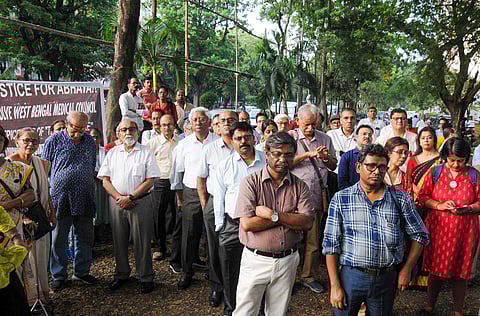 यौन उत्पीड़न के मामलों में पीड़िता की पहचान उजागर करना कानूनन वर्जित है, इसलिए प्रदर्शनकारी डॉक्टरों ने मृतक महिला डॉक्टर का नाम 'अभया' रखा है।