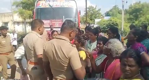 मंगलवार को दलित समुदाय के लोगों ने सड़क जाम कर हमलावरों की गिरफ्तारी की मांग की।