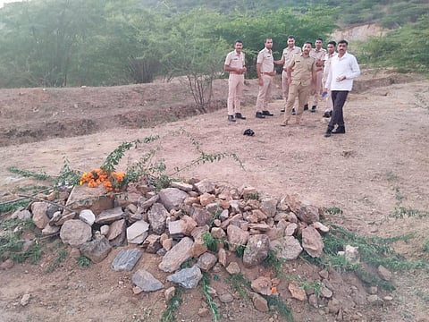 पुलिस की दखल, सख्ती और समझाईश के बाद जाब्ते की मौजूदगी में शव को दफनाया गया.