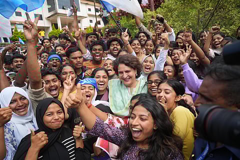 वायनाड में वोटर्स के साथ प्रियंका गांधी